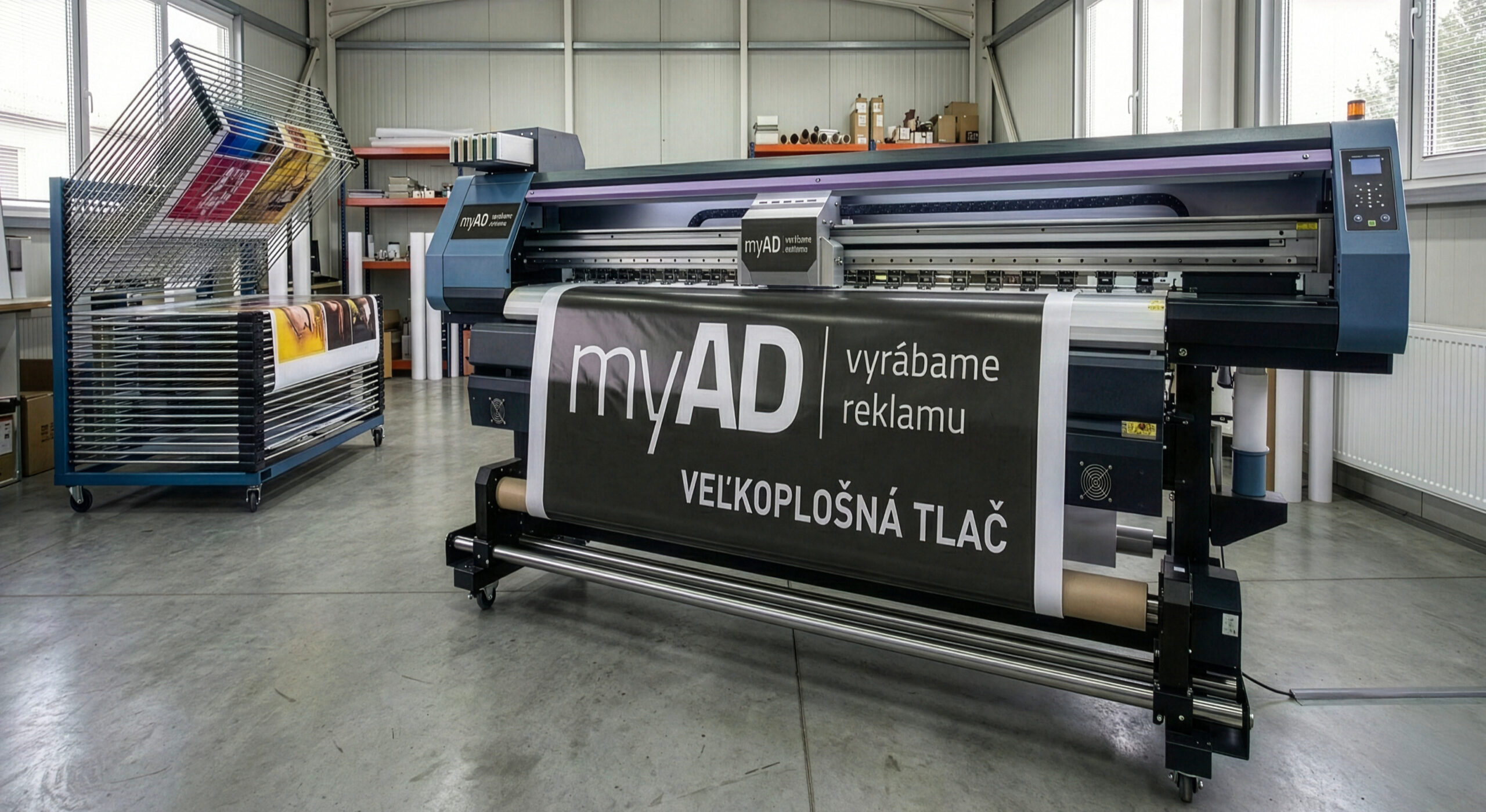 Plotrové rezanie veľkej nálepky s logom myAD